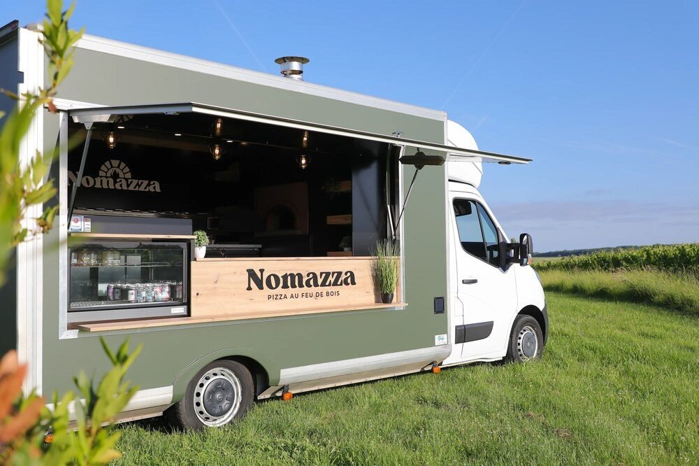 Food truck Nomazza avec logo posé par MAT COVERING